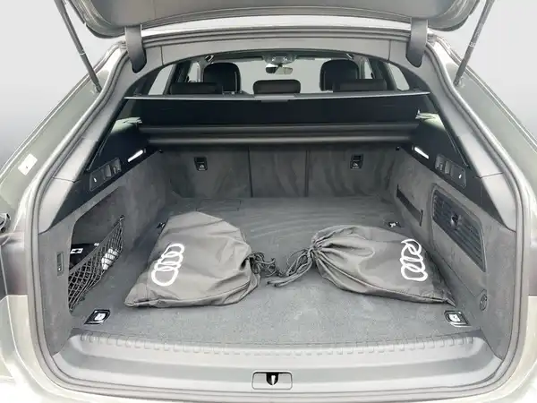 Die Aufnahme zeigt den Innenraum des Kofferraums eines Audi A6 Avant in schwarzer Farbe.