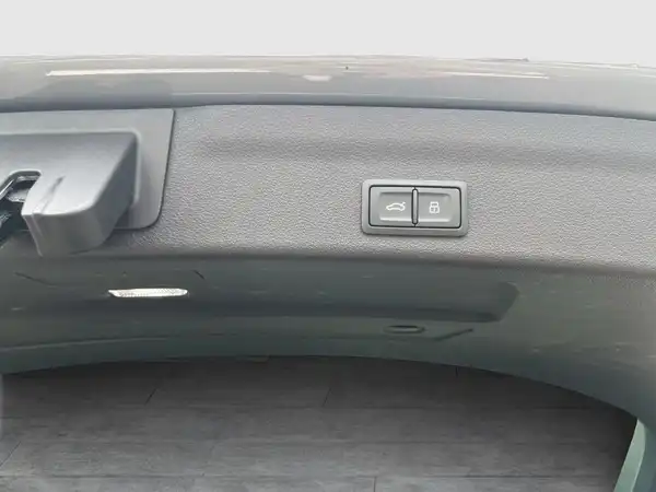 Aufnahme des Innenraums eines Audi A6 Avant, schwarz.