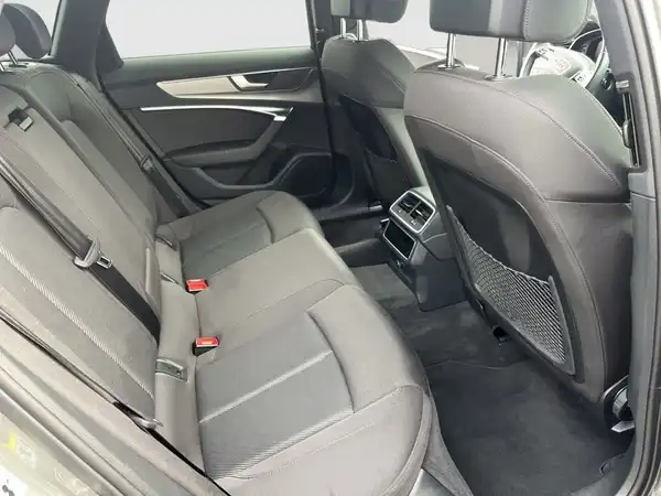 Das Bild zeigt die Rückbank eines AUDI A6 AVANT mit schwarzem Interieur.