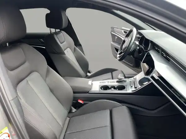 Innenaufnahme eines AUDI A6 AVANT mit schwarzem Interieur.