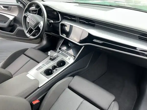 Innenaufnahme des Fahrzeugs mit schwarzem Interieur.