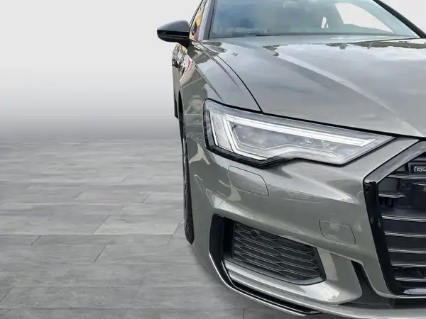 Das Foto zeigt einen grauen Audi A6 Avant aus der Frontansicht.