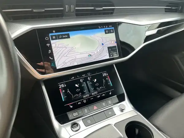 Innenaufnahme eines AUDI A6 AVANT mit schwarzem Interieur und Navigationsdisplay.