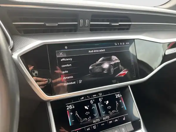 Innenaufnahme eines AUDI A6 AVANT mit schwarzem Interieur, zeigt das Navigationssystem mit Markierungen und Texteinblendungen.