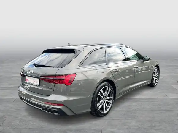 Das Bild zeigt einen grauen AUDI A6 AVANT aus der Rückansicht.