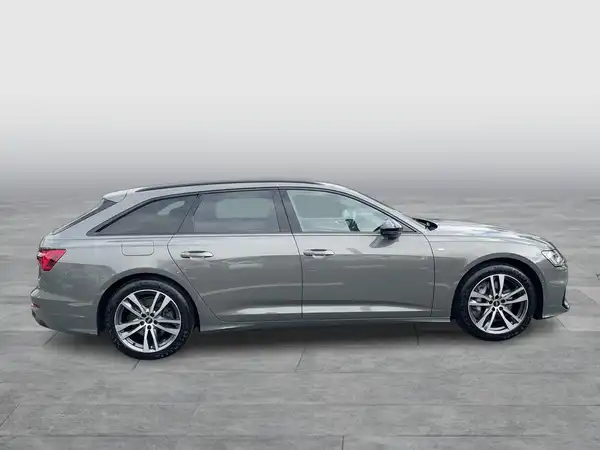 Seitenansicht eines grauen AUDI A6 AVANT.