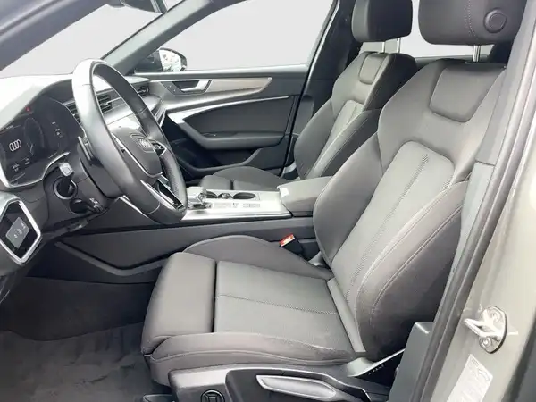 Innenaufnahme eines AUDI A6 AVANT mit schwarzem Interieur.