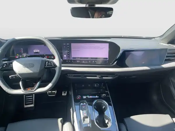 Aufnahme des Fahrzeuginnenraums eines Audi A6 Avant, schwarz mit mehreren digitalen Displays.