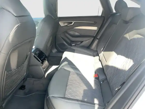 Das Bild zeigt das Innere eines Audi A6 Avant mit grauem Interieur aus der Rückansicht.