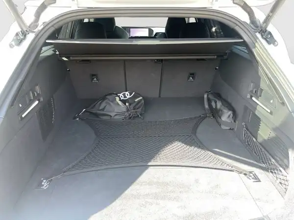 Eine Innenaufnahme des Kofferraums eines AUDI A6 AVANT in schwarzer Farbe, ohne Händlerlogo oder markante Texteinblendungen.
