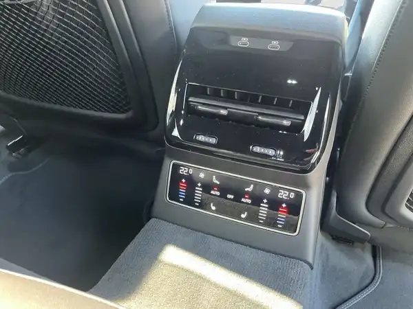 Das Bild zeigt das Innere eines AUDI A6 AVANT, speziell den Bereich der Klimaanlage und Bedienelemente. Das Interieur ist schwarz.