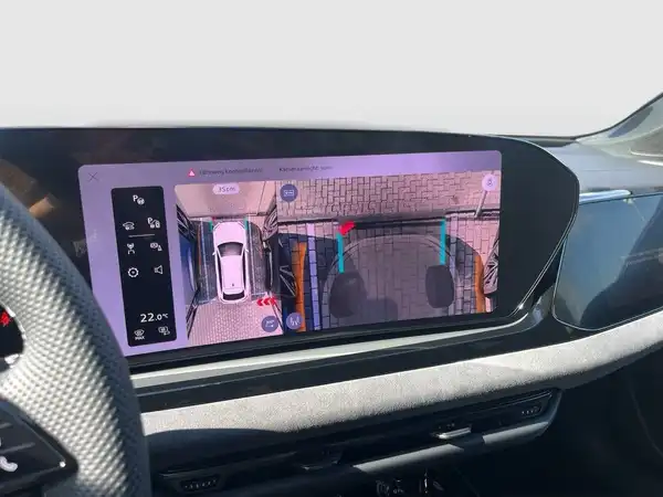Das Bild zeigt den Innenraum eines Fahrzeugs mit einem Navigationssystem, das eine Parkansicht darstellt.