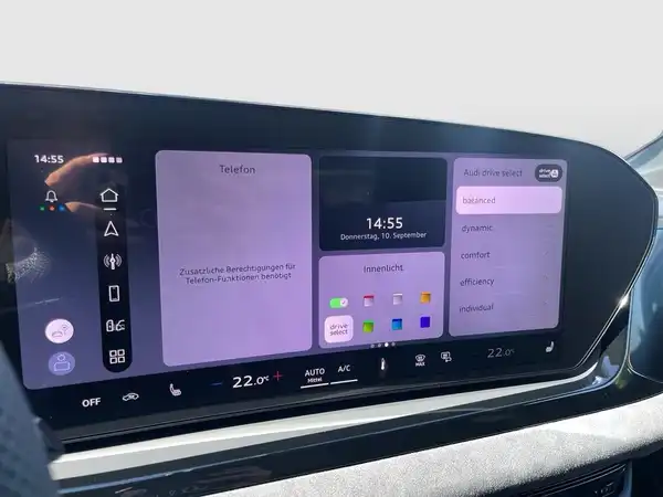 Das Bild zeigt das Innere eines Audi A6 Avant mit einem modernen Touchscreen-Display. Die Innenfarbe ist schwarz.