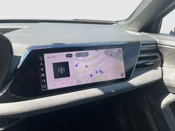 Das Bild zeigt das Innere eines AUDI A6 AVANT, fokussiert auf das Infotainment-Display mit Navigationsinformationen. Die Innenfarbe ist schwarz.