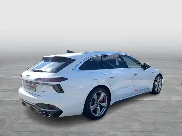 Das Bild zeigt einen weißen Audi A6 Avant von der Seite. Es enthält ein Händlerlogo und einige markante Texteinblendungen.