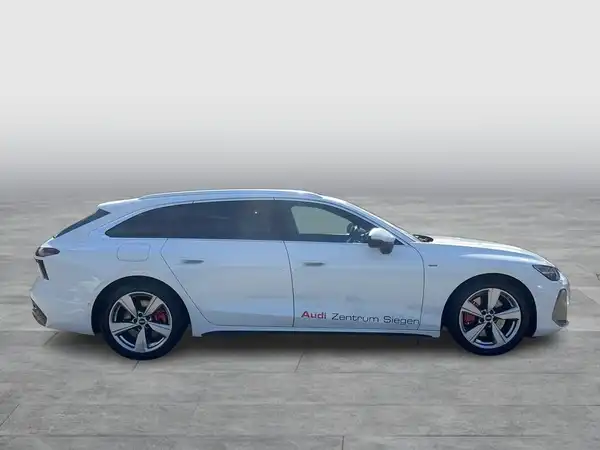 Seitenansicht eines weißen AUDI A6 AVANT, mit dem Hinweis 'Audi Zentrum Sport' auf der Seite.