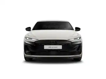 Das Bild zeigt einen weißen AUDI A6 e-tron aus der Frontansicht. Es enthält markante Texteinblendungen, jedoch kein Händlerinformation.