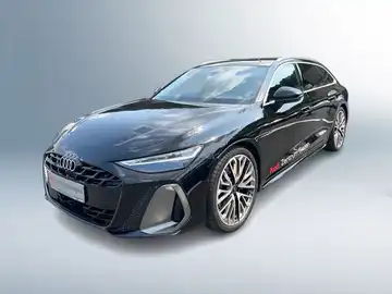 Das Bild zeigt einen schwarzen AUDI A6 AVANT von der Seite. Auf dem Foto sind Händlerlogos und markante Texteinblendungen vorhanden.