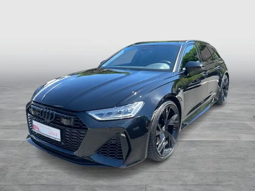 Das Bild zeigt einen schwarzen AUDI RS6 AVANT aus der Seitenansicht.
