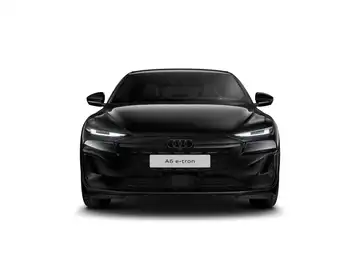 Das Bild zeigt einen schwarzen AUDI A6 e-tron von vorne.