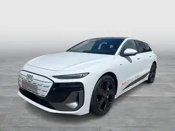 Das Bild zeigt einen weißen Audi A6 Avant E-Tron von der Seite. Es ist ein Fahrzeugbild mit einem Händlerlogo und einigen Texteinblendungen auf der Seite des Fahrzeugs.