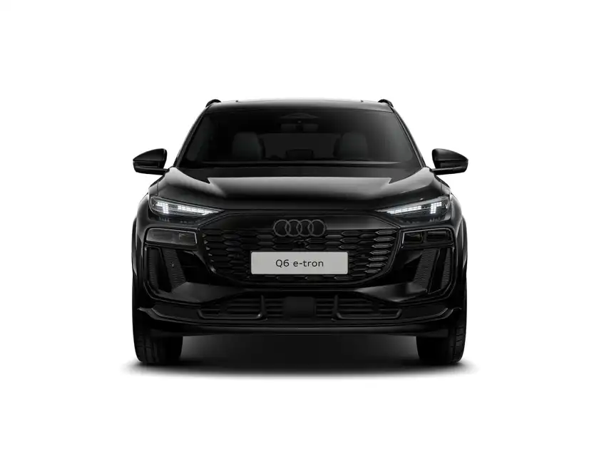 Das Bild zeigt einen schwarzen AUDI Q6 e-tron aus der Frontansicht. Es gibt markante Texteinblendungen auf dem Bild.