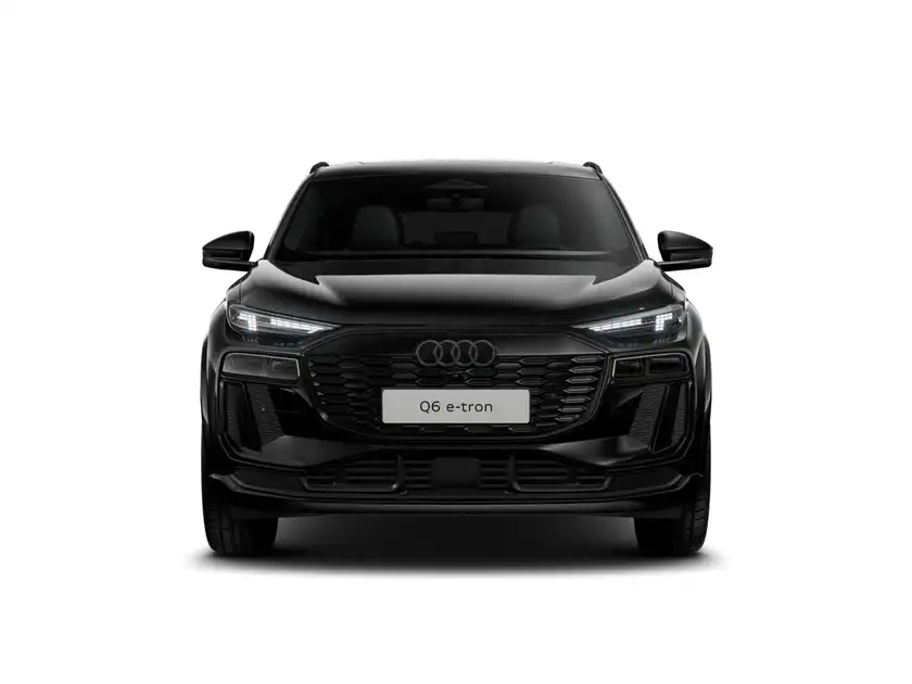Das Bild zeigt einen schwarzen AUDI Q6 e-tron, aufgenommen von vorne. Es sind markante Texteinblendungen zu sehen.
