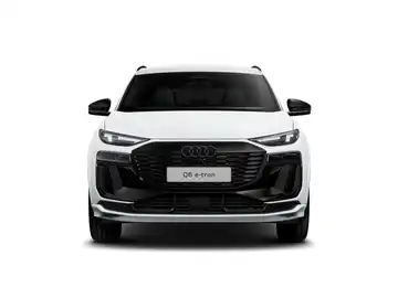 Das Bild zeigt einen weißen Audi Q6 e-tron von vorne.
