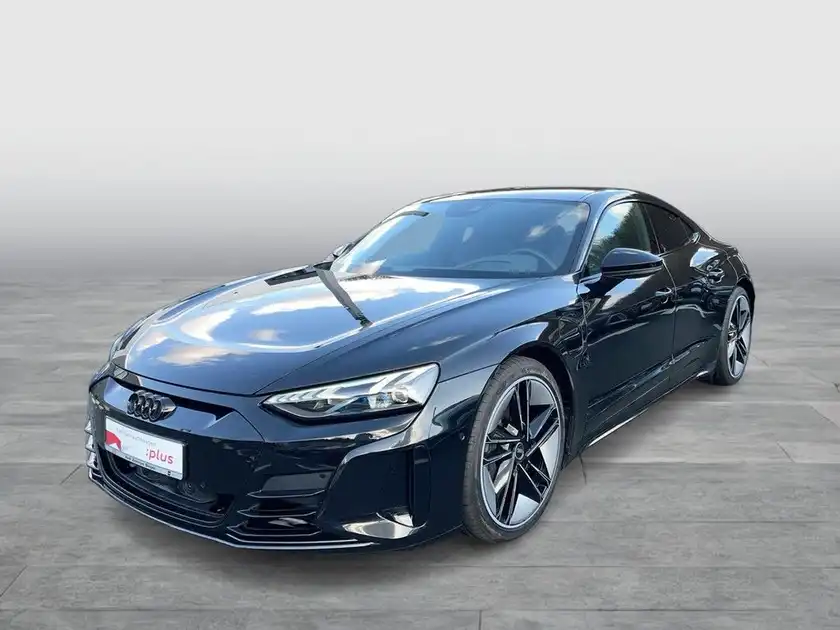 Das Bild zeigt einen schwarzen AUDI E-TRON GT aus der Frontansicht, mit integriertem Händlerlogo.