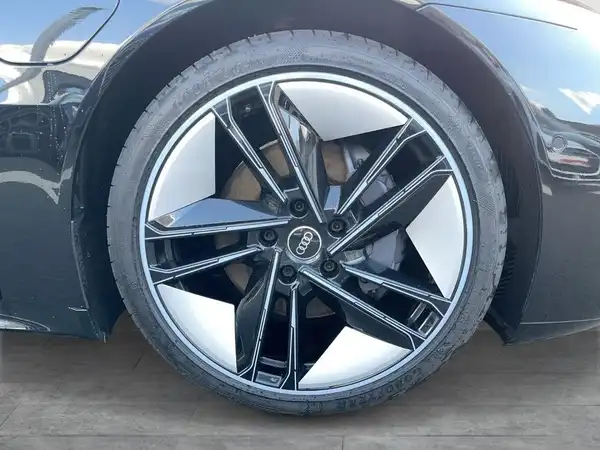 AUDI E-TRON GT (9/18)