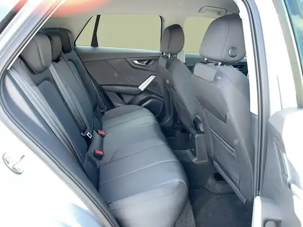 Das Bild zeigt den Innenraum des Audi Q2, speziell die Rücksitze, mit schwarzem Interieur.