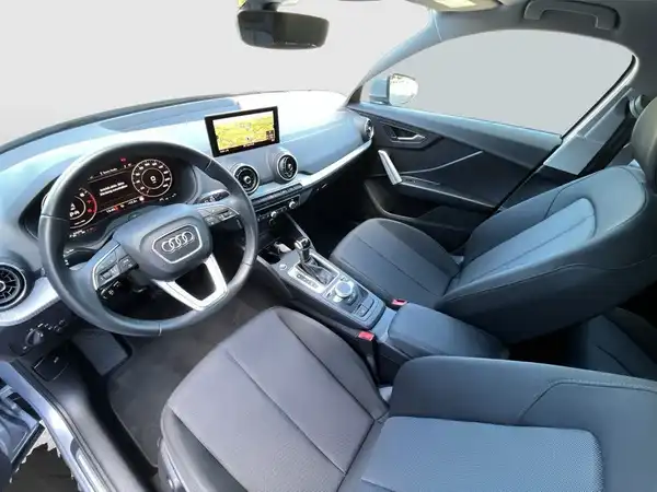 Das Bild zeigt das Innere eines AUDI Q2 mit schwarzem Interieur.