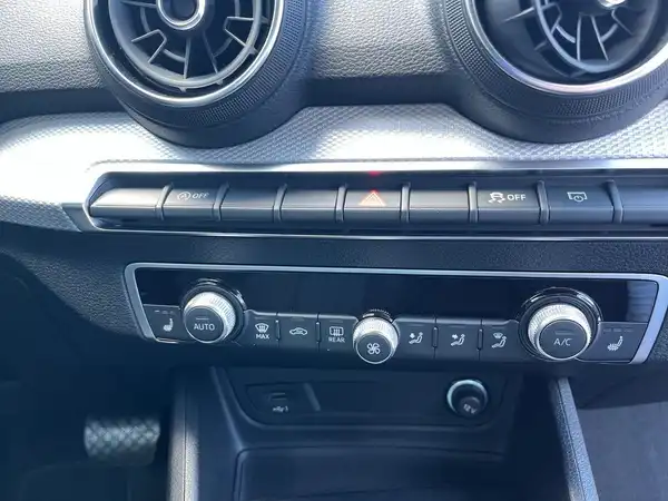 Das Bild zeigt das Innenraumsteuergerät eines AUDI Q2 in schwarzer Ausführung.