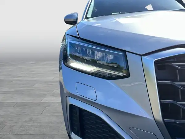 Das Bild zeigt die Frontansicht eines silbernen AUDI Q2.