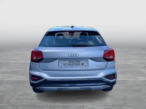 Das Bild zeigt einen silbernen AUDI Q2 von hinten. Auf dem Foto ist das Händlerlogo "WALTER SCHNEIDER" eingeblendet.