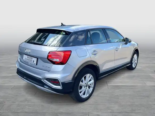 Ein Bild eines silbernen Audi Q2, aufgenommen von hinten.