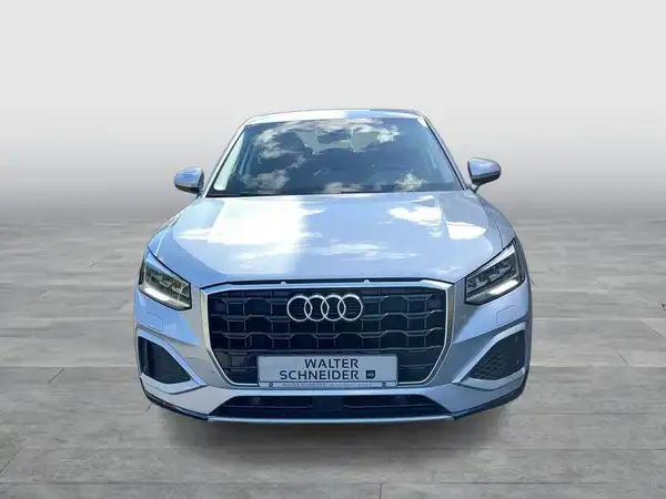 Das Bild zeigt einen AUDI Q2 von vorne in blauer Farbe. Auf dem Bild ist das Händlerlogo "WALTER SCHNIEDER" zu sehen.