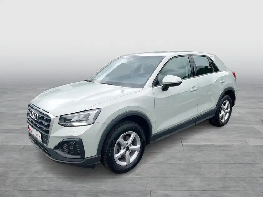 Das Bild zeigt einen silbernen Audi Q2, aufgenommen von der Seite.