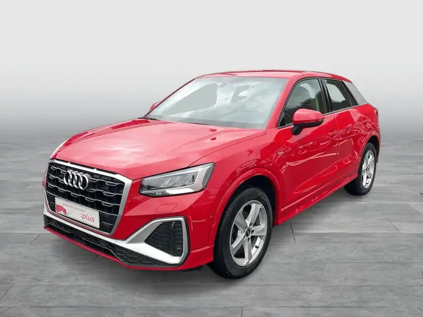 Das Bild zeigt ein rotes Audi Q2 von der Seite.