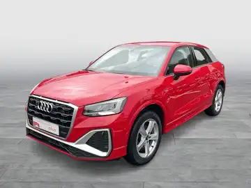 Das Bild zeigt ein rotes Audi Q2 von der Seite.