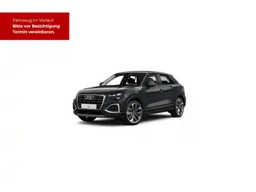 Das Bild zeigt einen schwarzen Audi Q2 aus der Seitenansicht. In der oberen linken Ecke befindet sich eine rote Texteinblendung mit der Aufschrift: 'Fahrzeug im Vorlauf. Bitte vor Besichtigung Termin vereinbaren.'