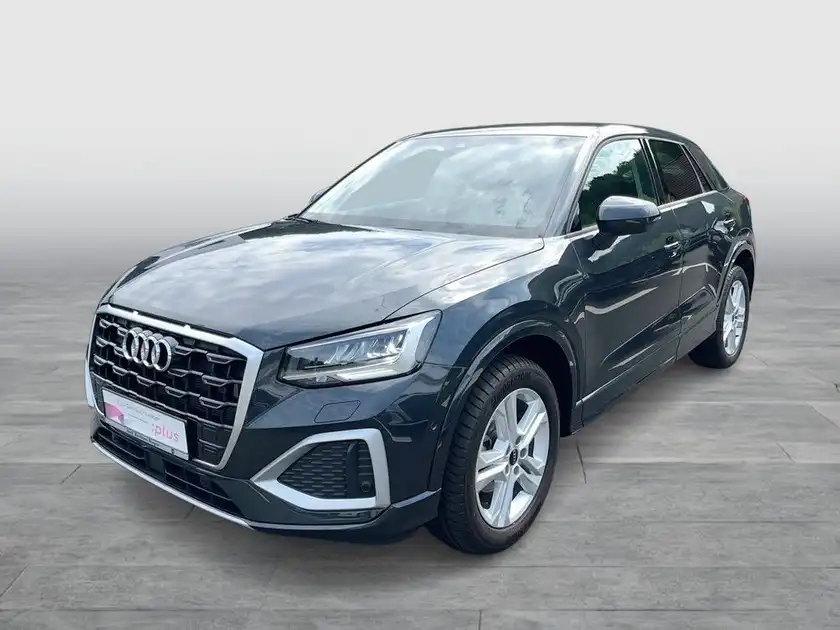 Das Bild zeigt einen schwarzen Audi Q2 aus der Frontansicht.