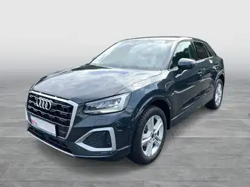 Das Bild zeigt einen schwarzen Audi Q2 aus der Frontansicht.