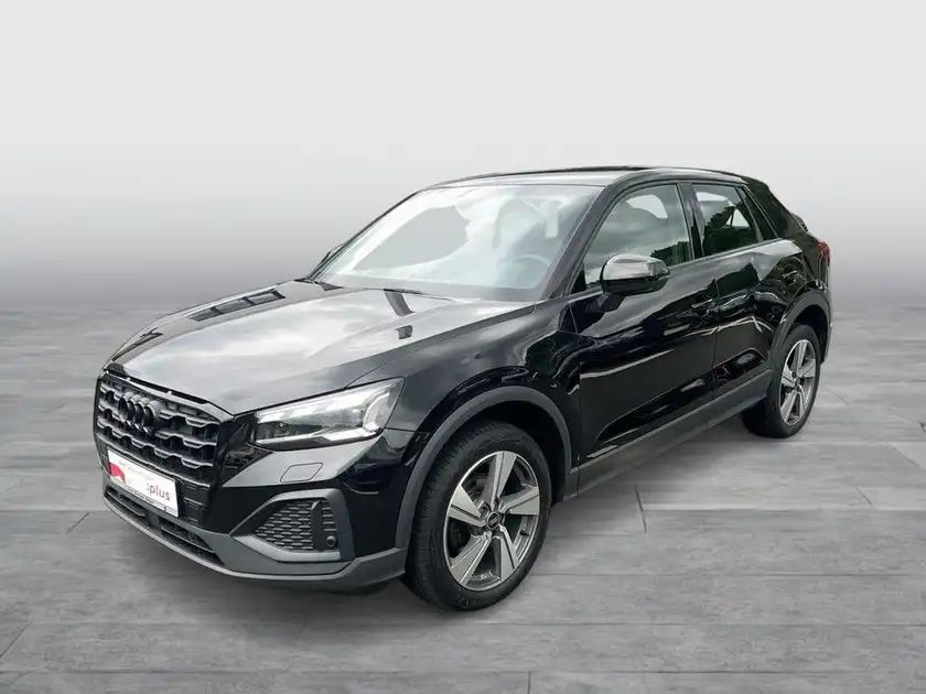 Das Bild zeigt einen schwarzen Audi Q2 aus einer seitlichen Perspektive.