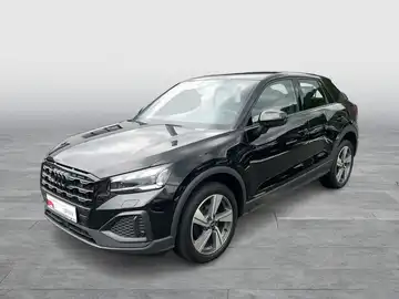 Das Bild zeigt einen schwarzen Audi Q2 aus einer seitlichen Perspektive.
