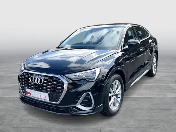 Eine Aufnahme des Audi Q3 Sportback von der Seite in schwarz, mit Händlerinformationen in der unteren Bildhälfte.