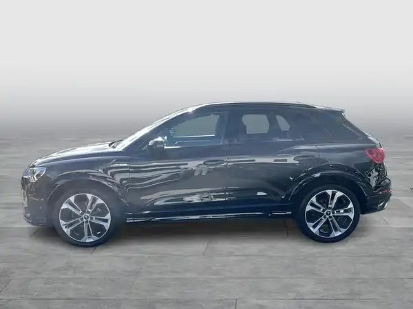 Das Bild zeigt einen schwarzen AUDI Q3 von der Seite.