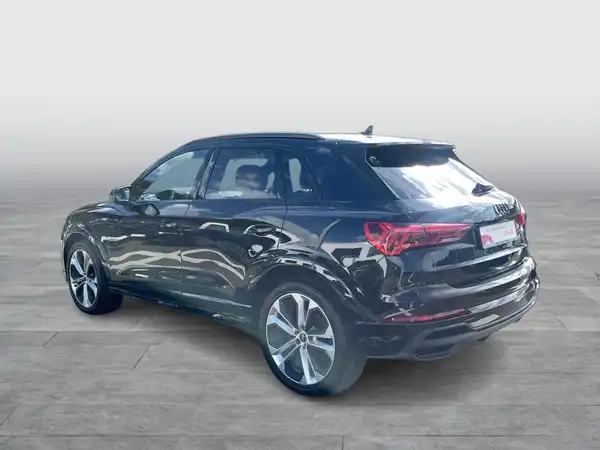 Das Bild zeigt einen schwarzen AUDI Q3 von hinten aufgenommen.