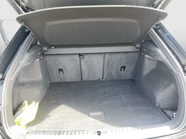 Innenaufnahme des Kofferraums eines schwarzen AUDI Q3 in Grau.