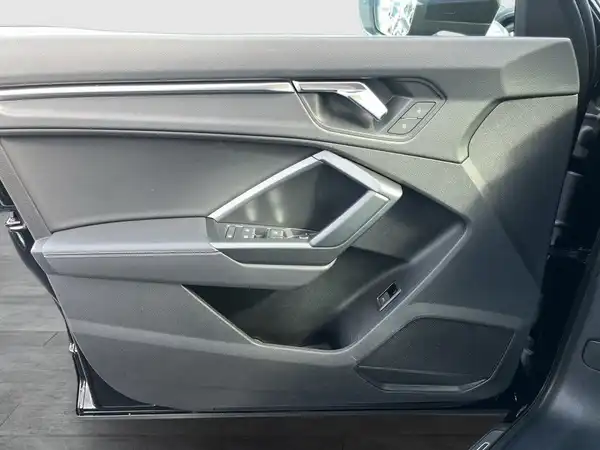 Aufnahme des Innenraums des Audi Q3, insbesondere von der Türverkleidung, in grau.